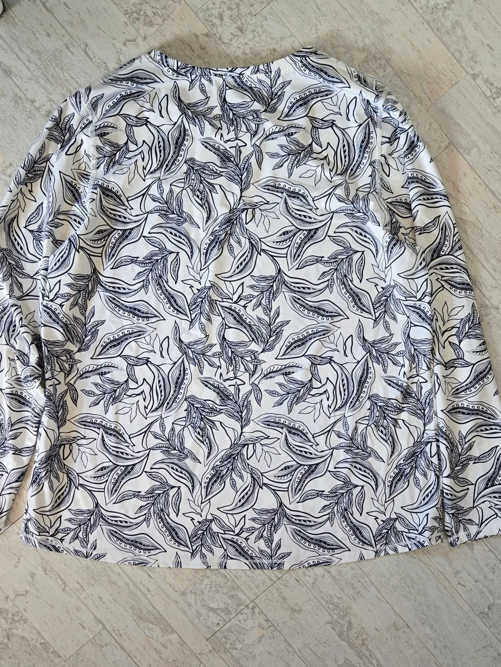 L.L. Bean XL Women’s Long Sleeve Sun Shirt Rash Guard Leaf Print Blue White - Picture 5 of 5